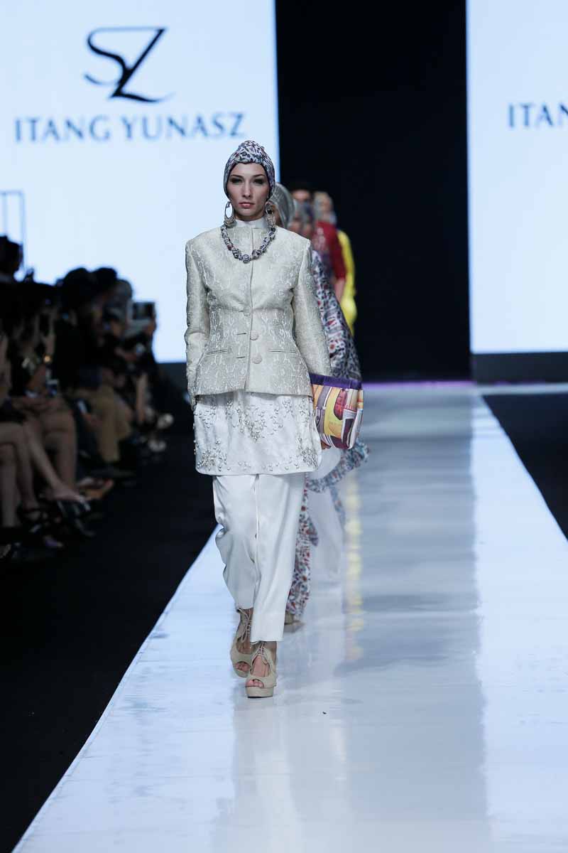 Jakarta Fashion Week 2014: Itang Yunasz at the Moslem Wear Designers