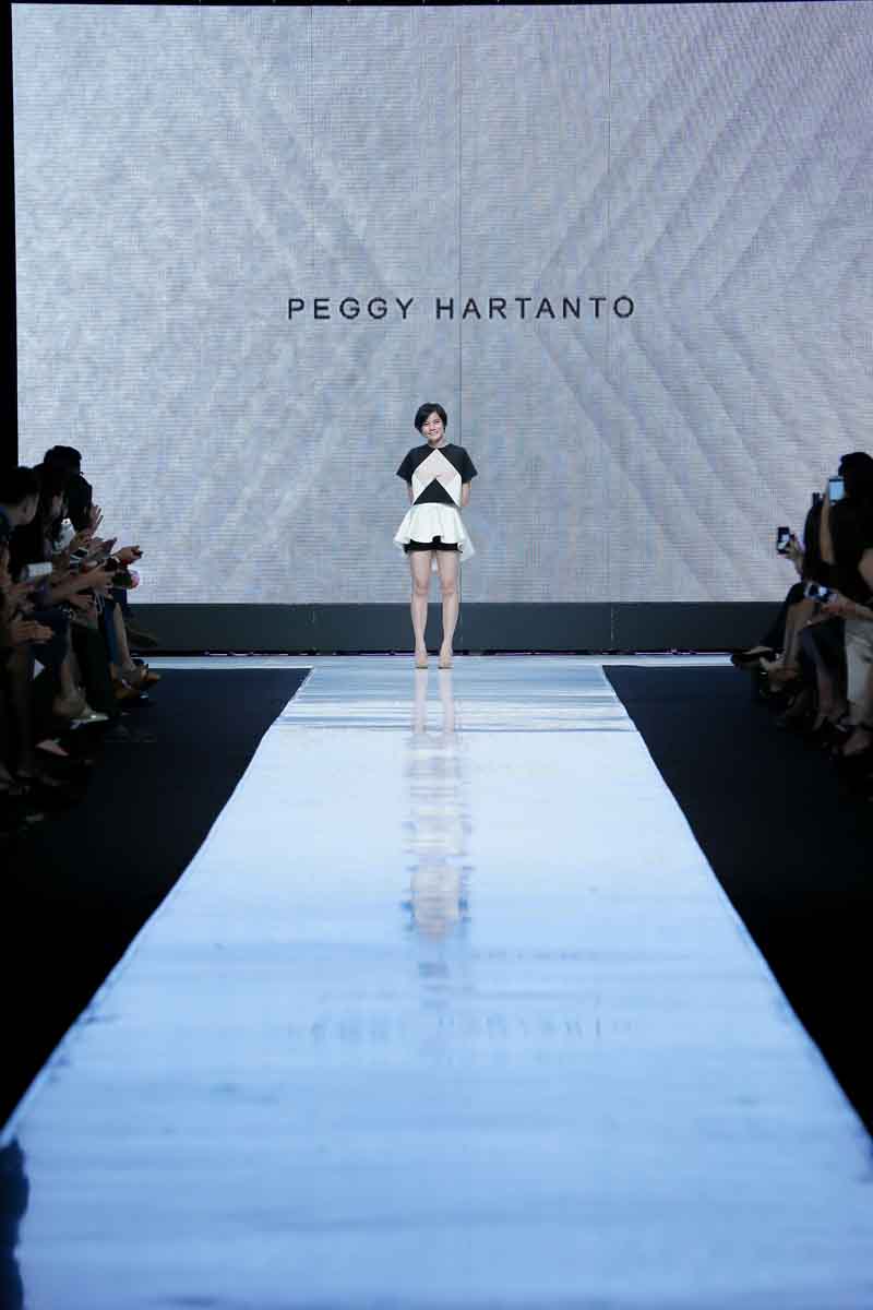 Jakarta Fashion Week 2014: Peggy Hartanto for Raffles Institute of Higher Education